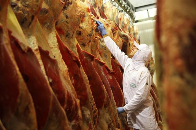Você viu? Sem exportar para a China, preço da carne bovina pode desabar no Brasil